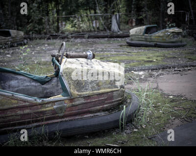 Abgebrochene rusty Autoscooter (aka Dodgems, stoß Autos, ausweichen Autos, schneidige Autos) in den Pripyat Vergnügungspark, der Sperrzone von Tschernobyl, Ukraine Stockfoto