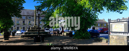 Sommer Blick auf die Market Cross, Marktplatz, Masham Stadt, North Yorkshire, England Stockfoto