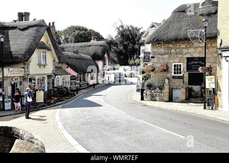 Shanklin, Isle of Wight, Großbritannien. August 15, 2019. Touristen genießen die Schönheit der alten strohgedeckten Dorf in Shanklin auf der Isle of Wight, Großbritannien. Stockfoto