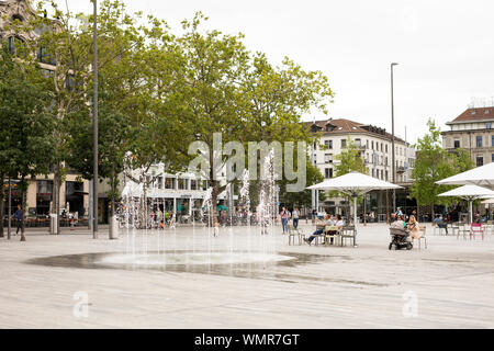 Brunnen am Sechseläutenplatz vor der Zürcher Oper an einem bewölkten Sommertag in Zürich, Schweiz. Stockfoto