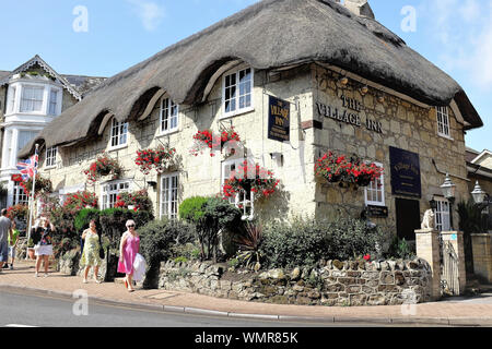 Shanklin, Isle of Wight, Großbritannien. August 15, 2019. Urlauber zu Fuß hinter dem strohgedeckten Village Inn in das alte Dorf von Shanklin auf der Insel Wight, Stockfoto