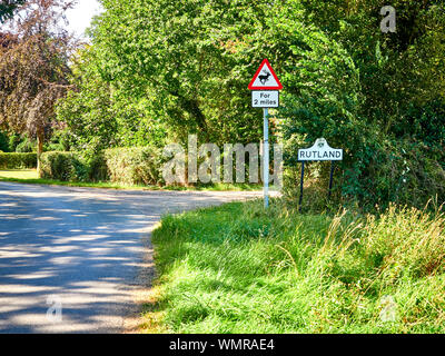 Die Grafschaft unterzeichnen und Warnung Wildtiere reh Schild an der Straße Rutland Eingabe von Lincolnshire zwischen Castle Bytham und Clipsham auf clipsham Straße Stockfoto