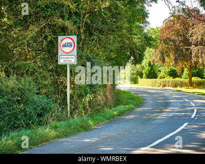 Ein 7,5T außer für den kreisförmigen Gewichtsgrenze Schild mit einem roten Rand an der Seite von clipsham Straße zwischen, Clipsham, Rutland und Castle Bytham, Lincs Stockfoto