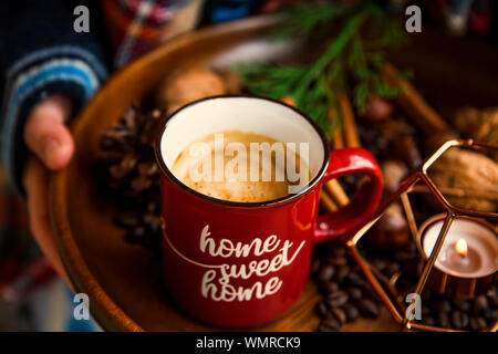 Gemütliche herbst Kaffee Tasse mit Gewürzen, selektiver Fokus, Kerze und Herbst Dekoration in Holz- fach, rustikalen Holzmöbeln fallen immer noch Leben, Deco, gemütlich warmen Deco wit Stockfoto