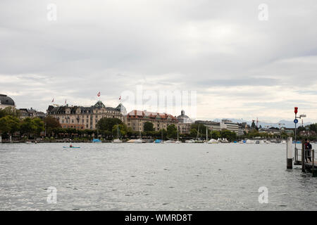 Blick über den Zürichsee vom Bürkliplatz in Richtung des Hotels und Gebäude am Utoquai an einem bewölkten Tag in Zürich, Schweiz. Stockfoto