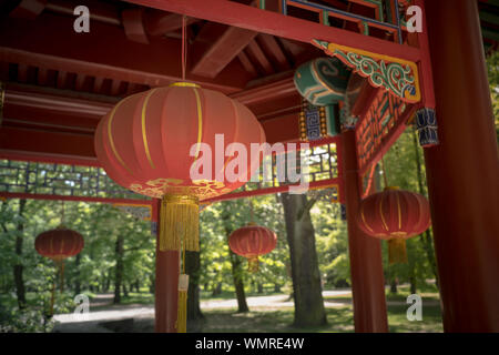 Chinesische Laternen im Park. Traditionelle Chinesische Pavillon oder Pavillon im Park für Erholung Stockfoto