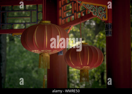 Chinesische Laternen im Park. Traditionelle Chinesische Pavillon oder Pavillon im Park für Erholung Stockfoto