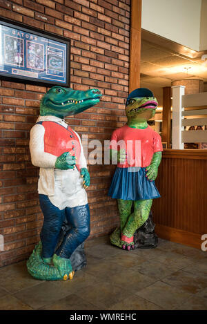 Universität von Florida Maskottchen, Albert und Alberta Gator, Statuen, die in den Eingang zu Perkins Restaurant in Gainesville, Florida. Stockfoto