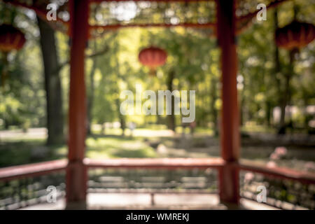 Chinesische Laternen im Park. Traditionelle Chinesische Pavillon oder Pavillon im Park für Erholung Stockfoto