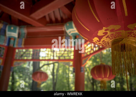 Chinesische Laternen im Park. Traditionelle Chinesische Pavillon oder Pavillon im Park für Erholung Stockfoto