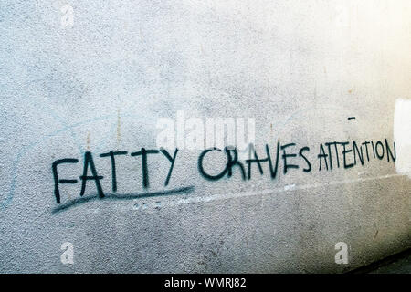 Graffiti gesprüht auf der Seite eines Gebäudes im Stadtzentrum von Truro in Cornwall. Stockfoto