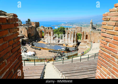 TAORMINA, Italien, 20. JUNI 2019: Blick auf die Griechischen Theater von Taormina zwischen zwei römischen Mauern, Sizilien, Italien. Stockfoto