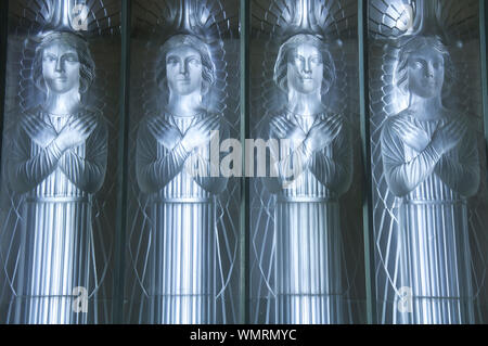 Art Nouveaux Glas Skulpturen der Engel von René Lalique in Saint Matthews Kirche, auch bekannt als die "gläserne Kirche". Millbrook, Jersey, Channel Islands. Stockfoto