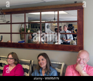 Salem, New Hampshire, USA. 05 Sep, 2019. Der demokratische Kandidat für das Amt des Präsidenten, TOM STEYER, hält ein Rathaus am Bauernhaus Röster. Credit: Brian Cahn/ZUMA Draht/Alamy leben Nachrichten Stockfoto