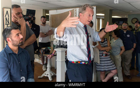 Salem, New Hampshire, USA. 05 Sep, 2019. Der demokratische Kandidat für das Amt des Präsidenten, TOM STEYER, hält ein Rathaus am Bauernhaus Röster. Credit: Brian Cahn/ZUMA Draht/Alamy leben Nachrichten Stockfoto