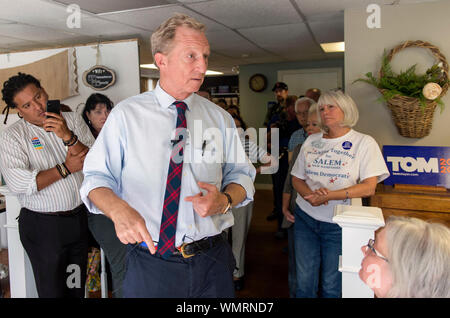 Salem, New Hampshire, USA. 05 Sep, 2019. Der demokratische Kandidat für das Amt des Präsidenten, TOM STEYER, hält ein Rathaus am Bauernhaus Röster. Credit: Brian Cahn/ZUMA Draht/Alamy leben Nachrichten Stockfoto