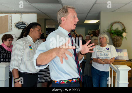 Salem, New Hampshire, USA. 05 Sep, 2019. Der demokratische Kandidat für das Amt des Präsidenten, TOM STEYER, hält ein Rathaus am Bauernhaus Röster. Credit: Brian Cahn/ZUMA Draht/Alamy leben Nachrichten Stockfoto