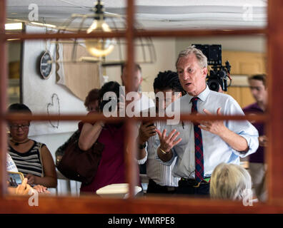 Salem, New Hampshire, USA. 05 Sep, 2019. Der demokratische Kandidat für das Amt des Präsidenten, TOM STEYER, hält ein Rathaus am Bauernhaus Röster. Credit: Brian Cahn/ZUMA Draht/Alamy leben Nachrichten Stockfoto