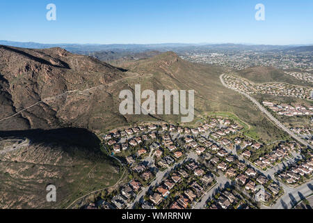 Luftaufnahme von Hügeln und Wohnungen in suburban Newbury Park in der Nähe von Los Angeles, Kalifornien. Stockfoto