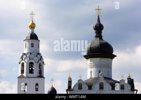 Kuppeln der russischen Kirchen in Swjaschsk auf blauen Himmel Stockfoto