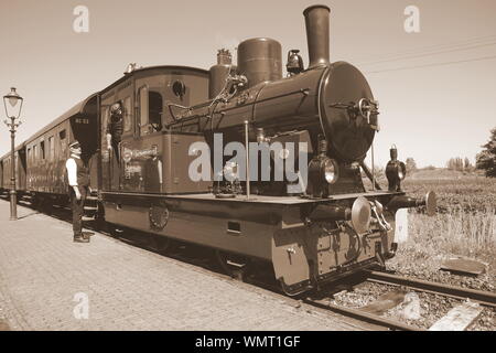 Wognum, Niederlande - 6. Mai 2018: Die niederländischen historischen Dampf Tram, Dirigent und Dampfmaschine Operator Stockfoto