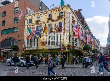 Die Oliver St. John Gogarty Pub in Temple Bar, ein beliebter Ort für Irische Traditionelle Musik. in diesem sehr touristischen Gegend. Stockfoto