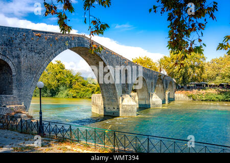 Die Brücke von Arta ist einer alten gewölbten Steinbrücke, die den Arachthos Fluss überquert im Westen der Stadt Arta in Griechenland. Stockfoto