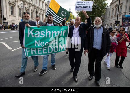 Demonstration Kaschmir in Westminster am 3. September 2019 in London, Vereinigtes Königreich. Kaschmiri wehenden Fahnen in Westminster gesammelt und marschierte entlang Whitehall aus Protest an den indischen Ministerpräsidenten Narendra Modi der Ausbau der besonderen Rechte der Autonomen Region Kaschmir. Stockfoto