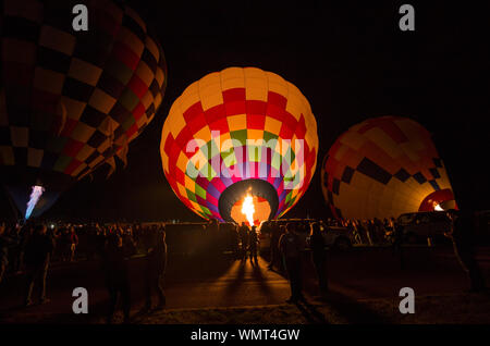 ALBUQUERQUE, NEW MEXICO, 01.10.2016: Hot Air Balloon Festival in Albuquerque. Am Morgen vor Sonnenaufgang starten, heißt es Dawn Patrol. Stockfoto