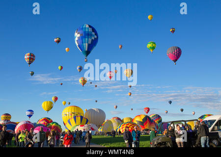 Albuquerque, New Mexico, 01.10.2016: Foto wurde während am frühen Morgen, wenn hunderte von Ballons aufsteigend kurz nach Sonnenaufgang. Stockfoto