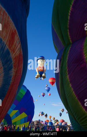Albuquerque, New Mexico, 01.10.2016: Foto wurde während am frühen Morgen, wenn hunderte von Ballons aufsteigend kurz nach Sonnenaufgang. Stockfoto