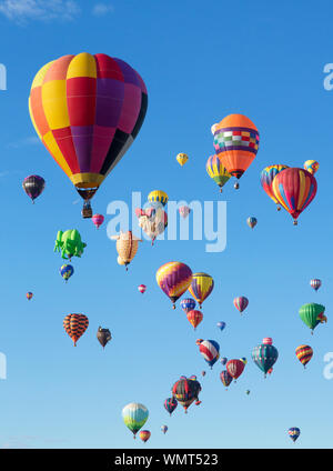 Albuquerque, New Mexico, 01.10.2016: Foto wurde während am frühen Morgen, wenn hunderte von Ballons aufsteigend kurz nach Sonnenaufgang. Stockfoto