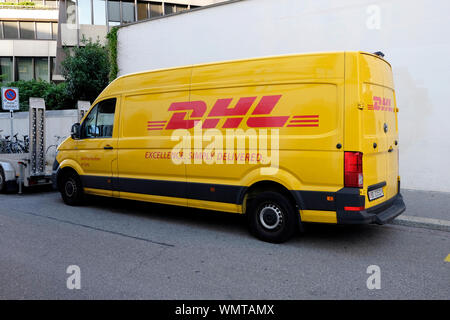 Eine geparkte DHL-Lieferwagen in Basel, Schweiz Stockfoto