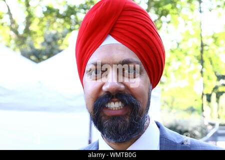 TANMANJEET SINGH DHESI MP, FOTO AM COLLEGE GREEN, WESTMINSTER, AM 5TH. SEPTEMBER 2019. LABOUR PARTY-MPS. ARBEITER UND KOOPERATIONSPOLITIKER. BRITISCHE POLITIKER. MPS. POLITIK. BREXIT. FRAGEN ZUM PREMIERMINISTER VON BORIS JOHNSON. RASSISTISCHER BRIEFKASTEN TANMANJEET DHESI DRÄNGT BORIS JOHNSON ZUR APOLOGISE. RUSSELL MOORE-PORTFOLIO-SEITE. Stockfoto