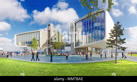 Moderne Architektur in Stadtlandschaft und Gärten und Parks.Botín Gebäude in Santander, Spanien. Stockfoto