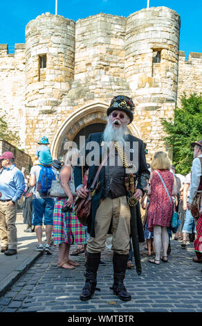 Lincoln, Lincolnshire, England, UK - Der größte Asyl Steampunk Festival auf der Erde befindet sich in der Stadt Lincoln gehalten Stockfoto