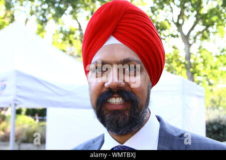 TANMANJEET SINGH DHESI MP, FOTO AM COLLEGE GREEN, WESTMINSTER, AM 5TH. SEPTEMBER 2019. LABOUR PARTY-MPS. ARBEITER UND KOOPERATIONSPOLITIKER. BRITISCHE POLITIKER. MPS. POLITIK. BREXIT. FRAGEN ZUM PREMIERMINISTER VON BORIS JOHNSON. RASSISTISCHER BRIEFKASTEN TANMANJEET DHESI DRÄNGT BORIS JOHNSON ZUR APOLOGISE. RUSSELL MOORE-PORTFOLIO-SEITE. Stockfoto