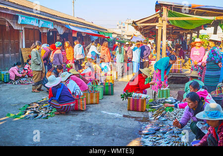 NYAUNGSHWE, MYANMAR - 20. FEBRUAR 2018: Die mingalar Markt mit zahlreichen Fisch Verkäufer, sitzen auf dem Boden und bietet frischen Fisch aus Inle Stockfoto