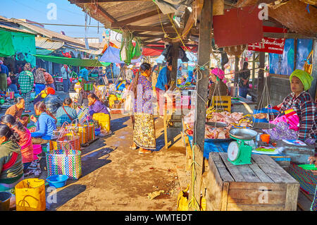 NYAUNGSHWE, MYANMAR - Februar 20, 2018: Der Morgen Aktivität in Mingalar Markt; der Anbieter von lokalen Bauern und Fischern besetzen kleine Stände oder se Stockfoto