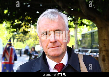 JOHN McDONNELL MP SCHATTEN SCHATZKANZLER IM COLLEGE GREEN, Westminster, London, Großbritannien, AM 5. SEPTEMBER 2019. Arbeits- und Co-operative Party. Die britischen Politiker. POLITIICS. Großbritannien Politik. Labour MPS. John McDonnell MP.. Stockfoto