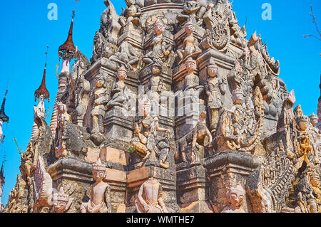 Zahlreiche erhaltene Skulpturen von Nats (Spirituosen) und mythischen Wächter sind auf Zick-zack-Seite des Buddhistischen Heiligtum in Kakku Pagoden archaeologi entfernt Stockfoto