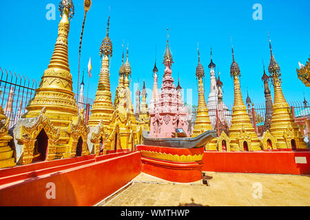 Das Heiligtum von Kakku Pagoden ist mit der Leitung der geschnitzten, vergoldeten Stupas, gekrönt mit komplexen hti Sonnenschirmen umgeben, Myanmar Stockfoto