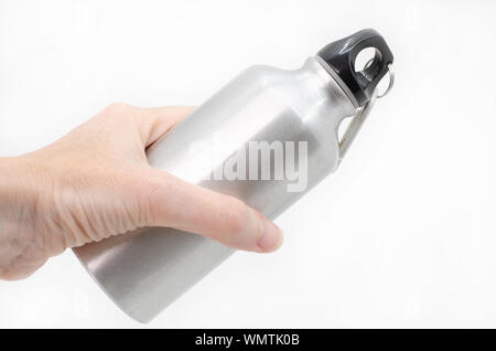 Weibliche Hand, die eine wiederverwendbare Trinkflasche vor einem weißen Hintergrund Stockfoto