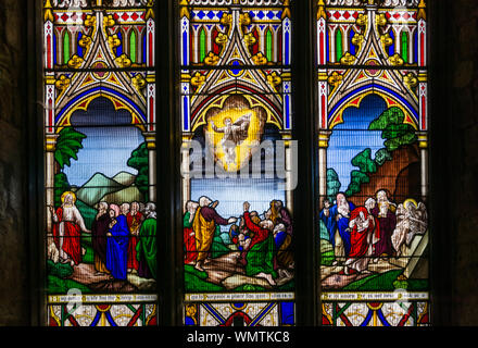 Glasmalerei im Osten Fenster der Kirche des Hl. Laurentius, Long Buckby, Northamptonshire, Großbritannien; zeigt drei biblischen Szenen. Stockfoto