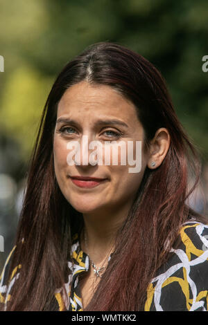 Westminster London, UK. 5. September 2019. Luciana Berger Ex Labour MP verbindet die Liberaldemokratische Partei als Mitglied des Parlaments für Liverpool Wavertree als Sie gibt Interviews in den Medien in College Green Westminster auf der Brexit Entwicklungen im Parlament in Westminster College Green Credit: Amer ghazzal/Alamy leben Nachrichten Stockfoto