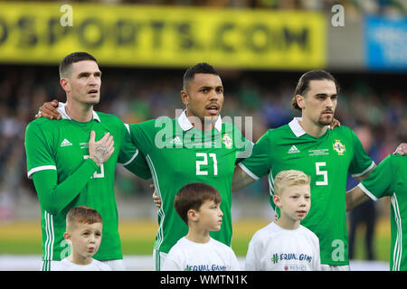 Belfast, Nordirland. 5. September 2019; Windsor Road, Belfast, County Antrim, Nordirland; Internationale Freundlich, Nordirland gegen Luxemburg; Nordirland Spieler Kyle Lafferty, Josh Magennis und Ciaron Maurice Braun während der Nationalhymne - redaktionelle Verwendung. Credit: Aktion Plus Sport Bilder/Alamy leben Nachrichten Stockfoto