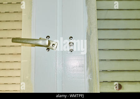 Detail der zwei Flügel - Fensterrahmens mit einem freistehenden Griff und Ort einer zweite fehlende Griff Stockfoto