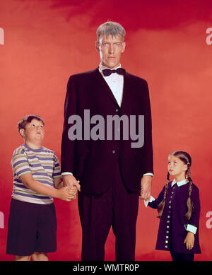 Ken Weatherwax (Pugsley Addams), Ted Cassidy (Lurch), Lisa Loring (Wednesday Addams), 'The Addams Family' (1964) Filmways Syndication File Reference # 33848-576THA Stockfoto