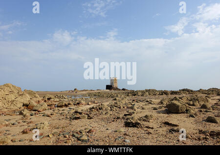 Seymour Tower, die Sie nur bei Ebbe zu Fuß. In Jersey, Channel Islands entfernt Stockfoto