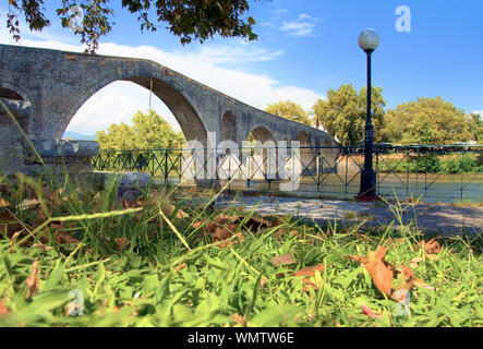 Die Brücke von Arta ist einer alten gewölbten Steinbrücke, die den Arachthos Fluss überquert im Westen der Stadt Arta in Griechenland. Stockfoto